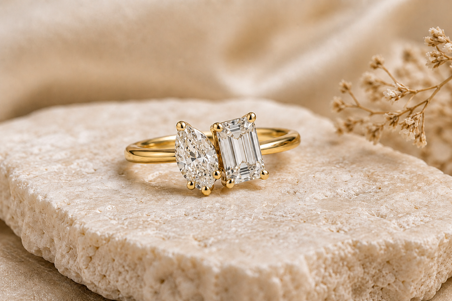 Lia Fáil Toi et Moi two-stone ring with pear and emerald-cut colorless diamonds in yellow gold